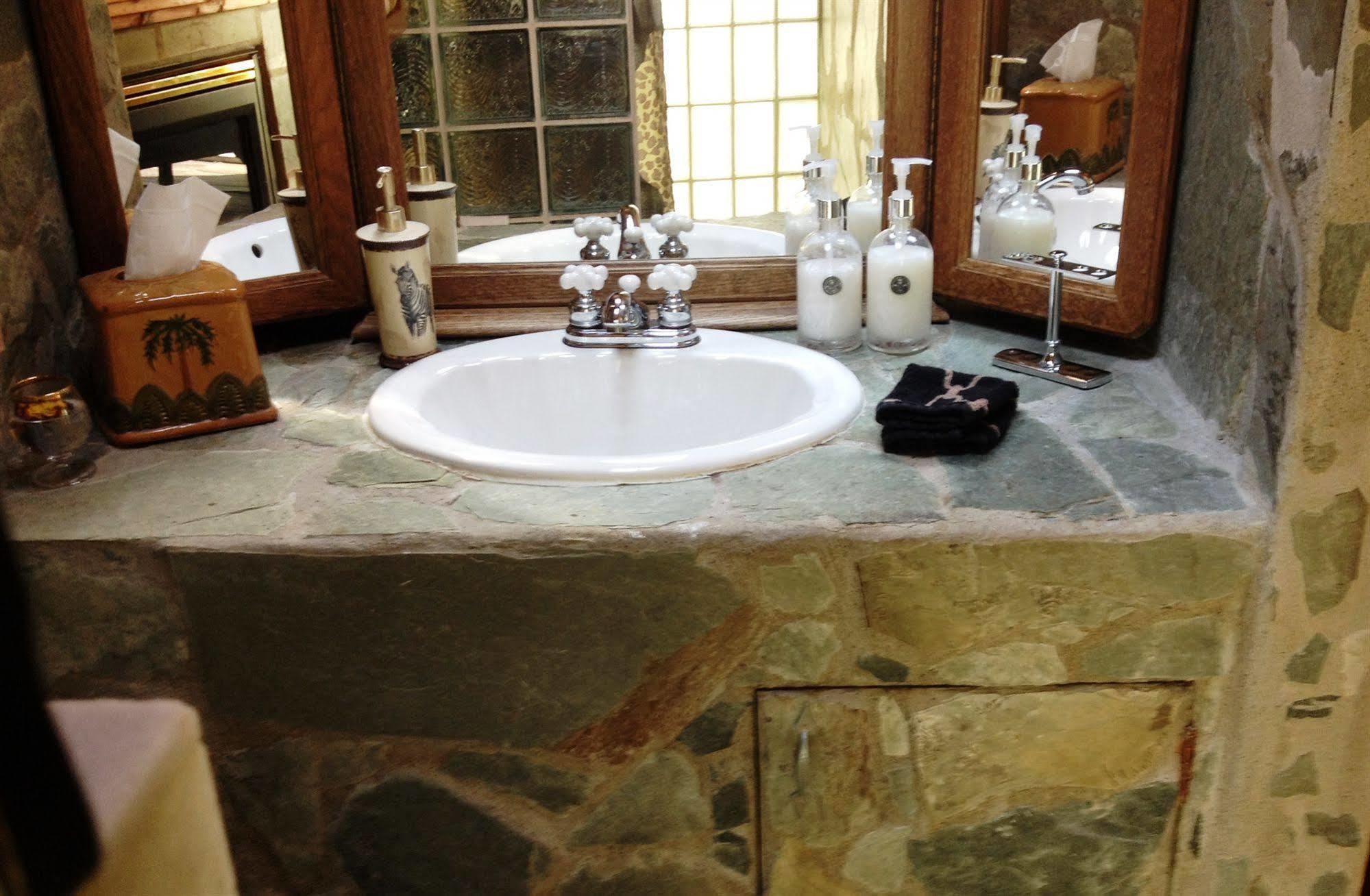 The Stone Hedge Bed And Breakfast ริชมอนด์ ภายนอก รูปภาพ